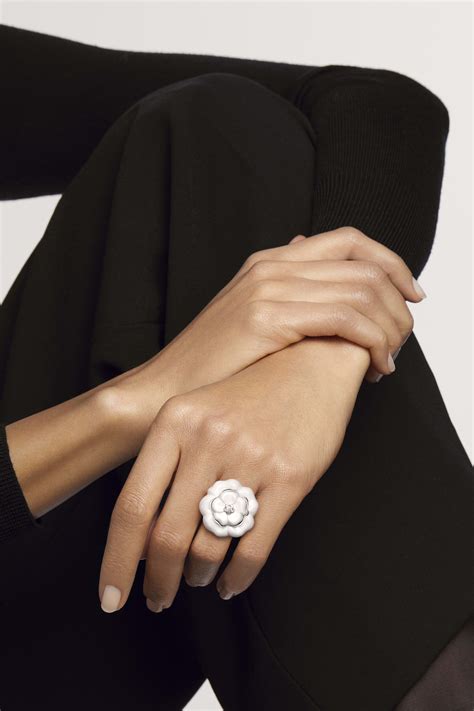 prix bague chanel camelia or blanc|Bague CHANEL camélia diamant, céramique et or blanc T54.